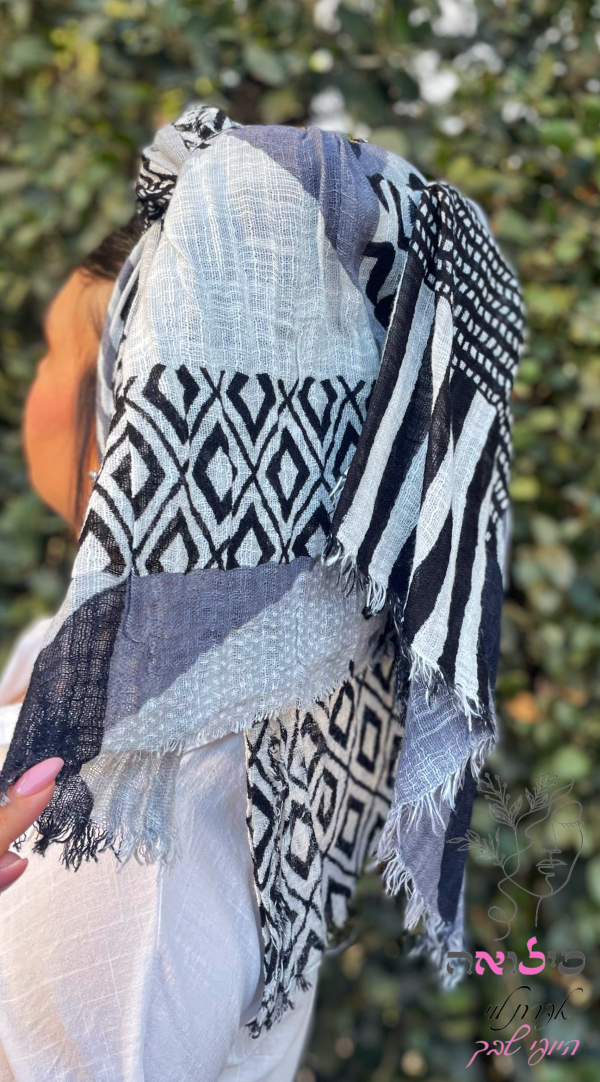 ⁦מטפחת לונג גדולה גאומטרית שחור לבן⁩ – תמונה ⁦2⁩