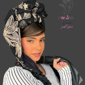 מטפחת רקומה עם פרחים לבנים שחור
