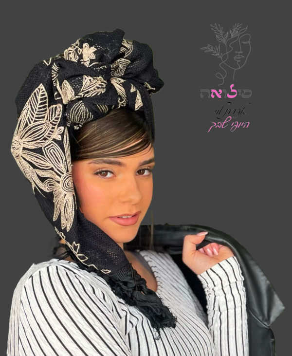 מטפחת רקומה עם פרחים לבנים שחור