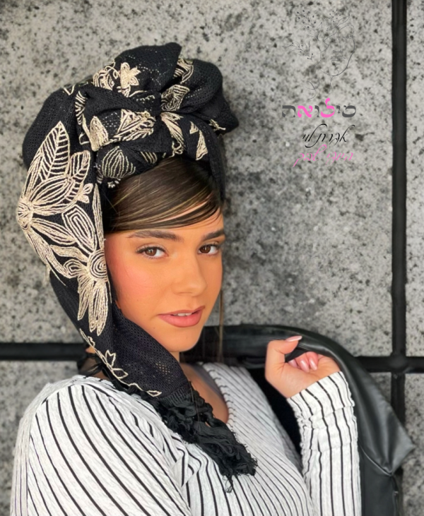 ⁦מטפחת רקומה עם פרחים לבנים שחור⁩ – תמונה ⁦2⁩